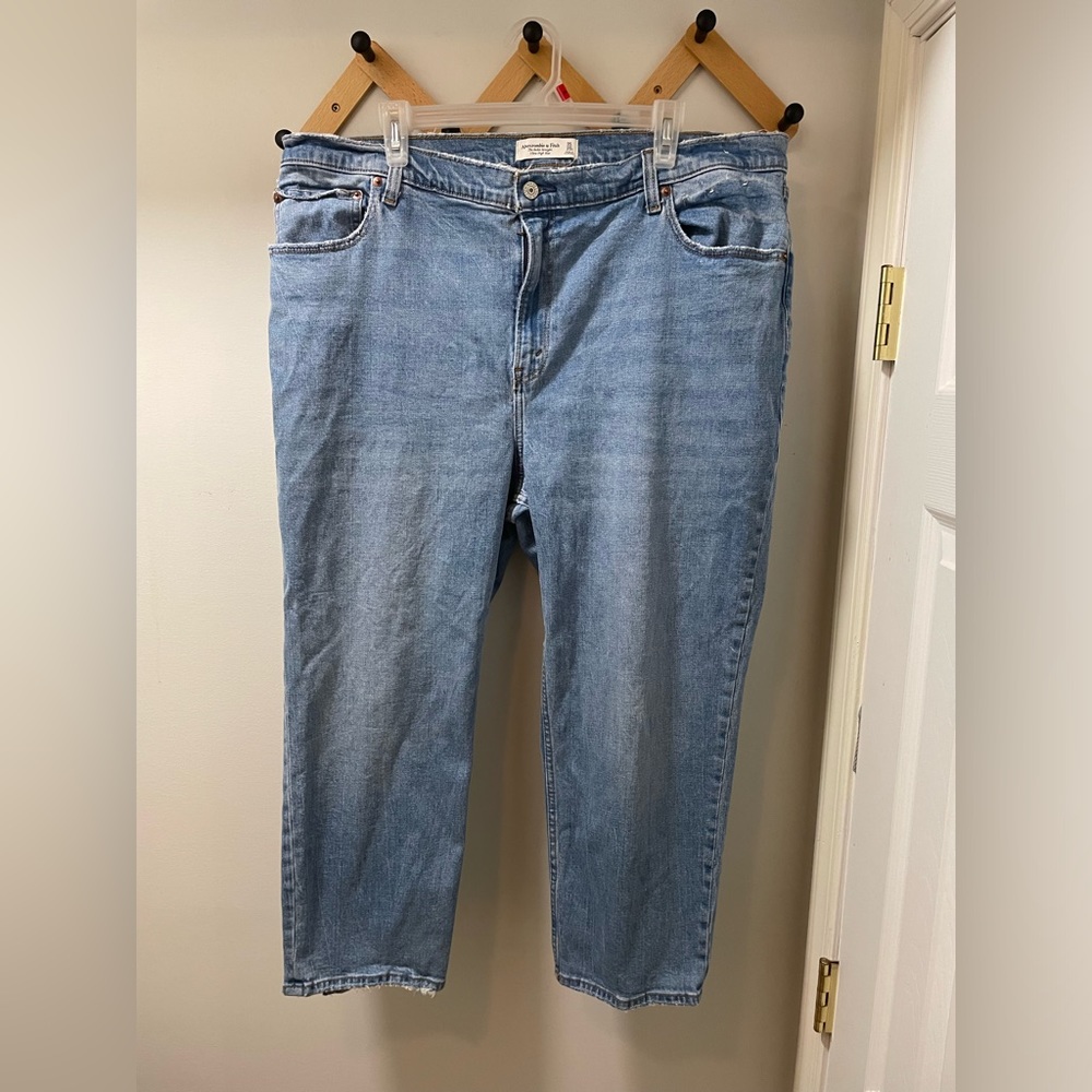 SHORT Abercrombie High Rise Distressed Straight Jeans